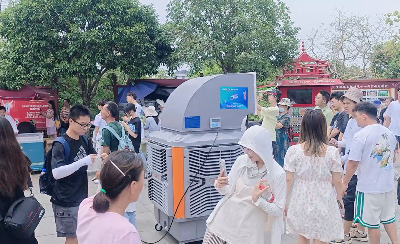 瑞泰風的移動冷風機坐標在湖北武漢黃鶴樓，為游客通風降溫消暑案例